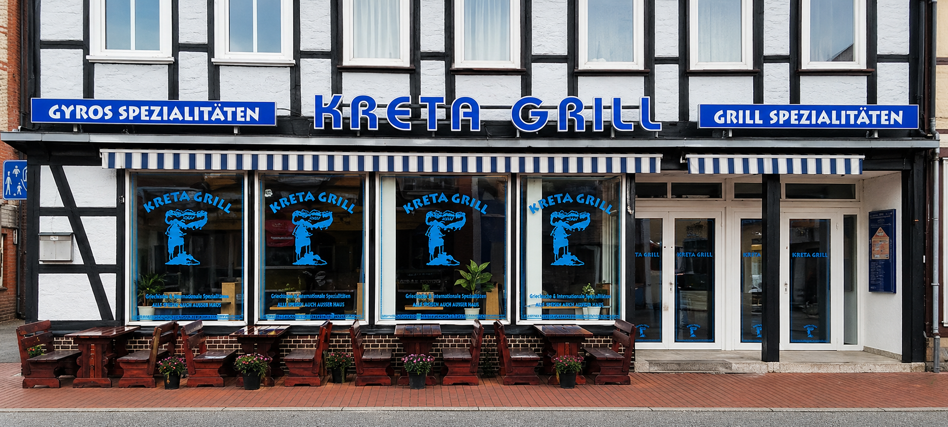 Außenansicht Kreta Grill — Fachwerkhaus mit blauer Markise in der Lange Straße Lüchow
