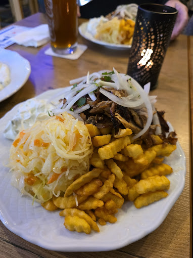 Klassischer Gyros-Teller mit Zwiebeln und Petersilie, Krautsalat, Pommes und Tzatziki-Schälchen