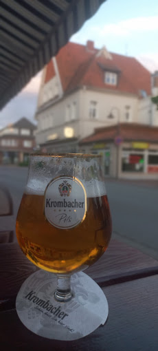 Krombacher Pils im Pokalglas, im Hintergrund die Lange Straße in Lüchow