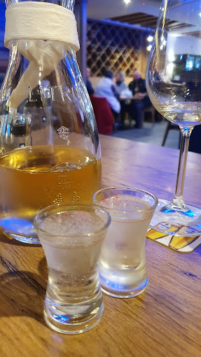 Ouzo-Karaffe mit Korkverschluss und zwei Schnapsgläser
